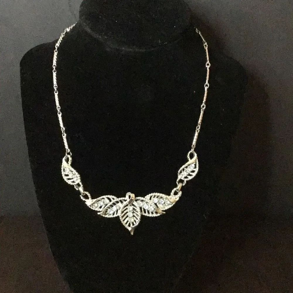 VINTAGE silver tone necklace of foliage design and unique chain link design